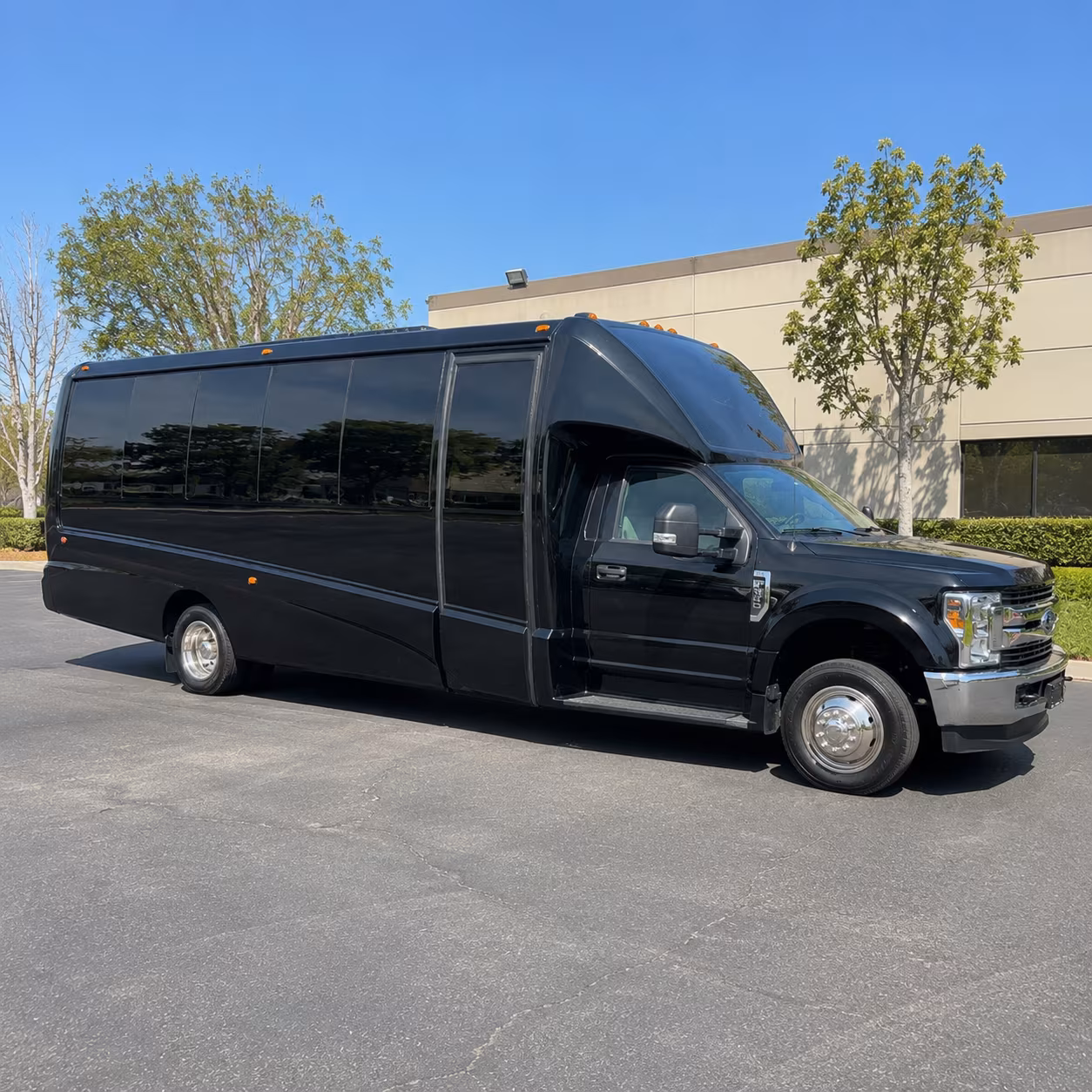 bus rentals for wine tours crossing into napa valley from santa rosa